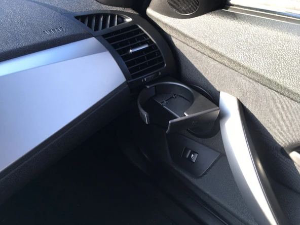 BMW Z4 E85 için bardak tutucunun değiştirilmesi T4128300
