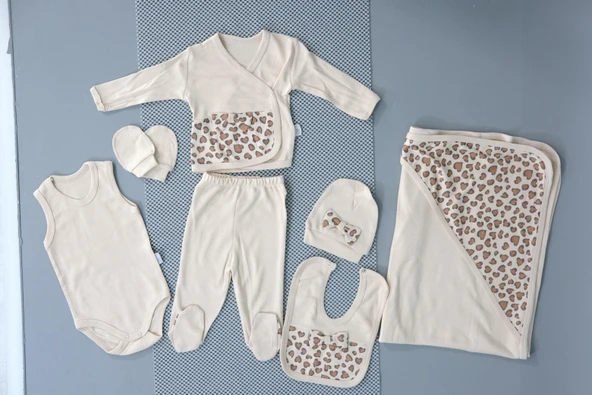 Leopar Desenli 7'li Kız Bebek Zıbın Takımı Bej