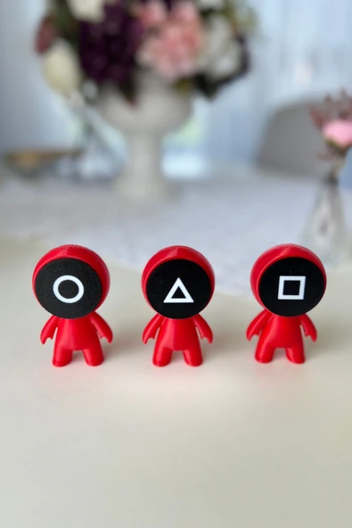 Üçlü Kırmızı Squid Game Heykel Biblo Figürü 8×4,6 Cm – Modern Masaüstü Dekor Seti