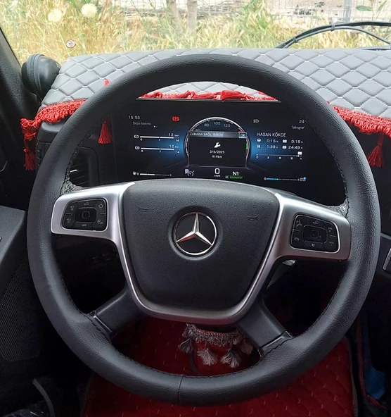 DİKİŞLİ DİREKSİYON KILIFI SİYAH DERİ/DİKİŞLİ MERCEDES ACTROS 1841 İÇİN fotoğraftaki direksiyonlar