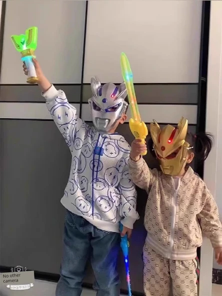 Işıldak Altın Syro Ultraman Aksiyon Figürü - Geri Çekilebilir Kılıçlı - 10