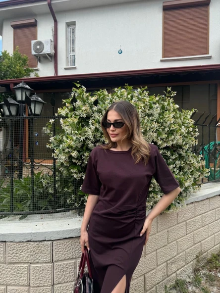 Kısa Kollu Uzun Yandan Yırtmaçlı Elbise - Kahverengi