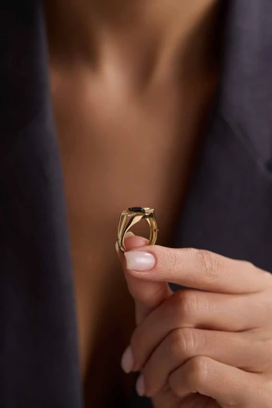 Saphire Taşlı Altın Triangle Yüzük - Resim 2