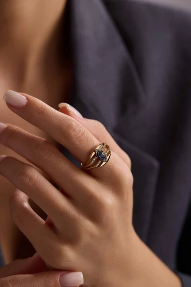 Saphire Taşlı Altın Triangle Yüzük ürün görseli 1