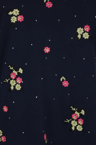 On Oversize Nakışlı Kısa Kol Kadın Bluz - Minimalist Tarz