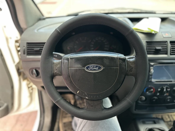 Ford Cornect Fiesta Dikmeli Direksiyon Kılıfı (Üniversal Kılıf) ürün görseli