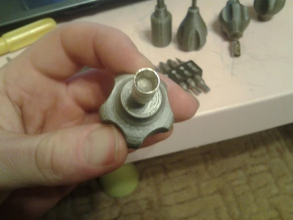 Bit 6,5 mm ve 4 mm için sap (Plastik Aparattır!!!)
