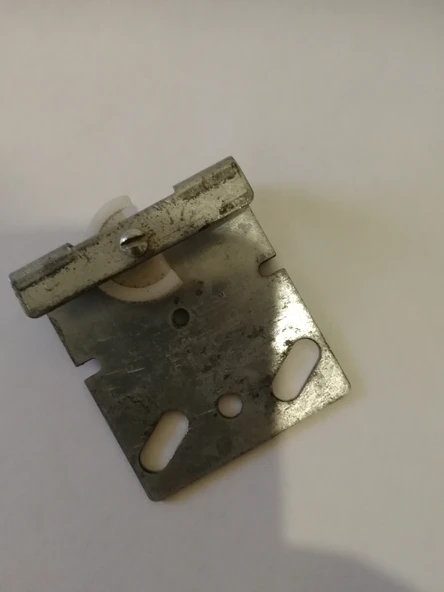 Byr Dolap bölmesindeki menteşeli kapıyı sabitlemek için tekerlek. (Plastik Aparattır!!!) 3D - 4