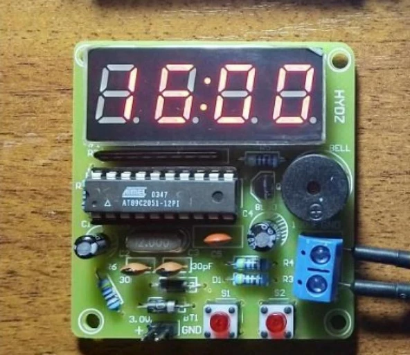 Dijital 4 bit elektronik saatler AT89C2051 (Plastik Aparattır!!!)