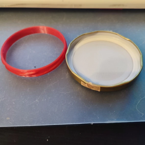 Byr 6 yollu bir ipliğe sahip bir cam kavanozun boynu 81 mm'dir.  Standart kapaklarla uyumlu. (Plastik Aparattır!!!) 3D