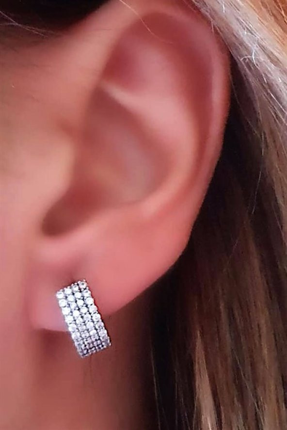Pırlanta Işıltısında Zirkon Taşlı Gümüş 4 Sıra Küpe Cap 0.5 Cm ürün görseli