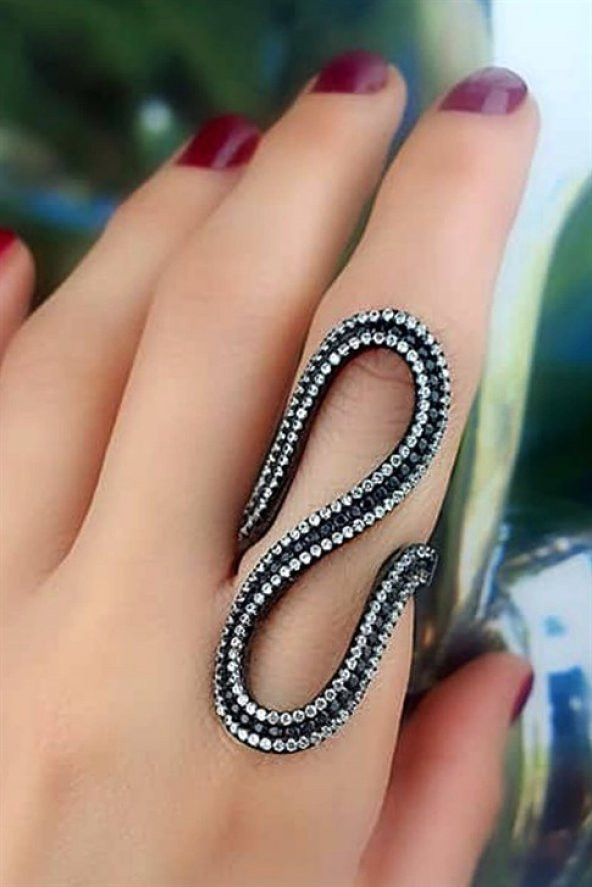 Zirkon Ve Oniks Taş Detaylı İtalyan Tasarımı Gümüş Siyah Rodajlı Lüks Yüzük ürün görseli