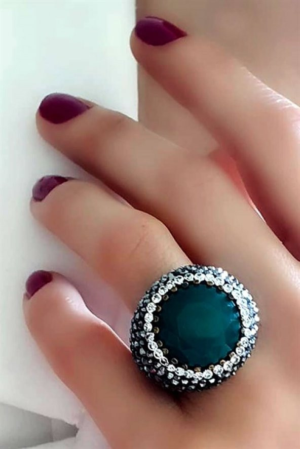 Kök Zümrüt Taşlı Swarovski Taş Detaylı Gümüş Tasarım Yüzük ürün görseli