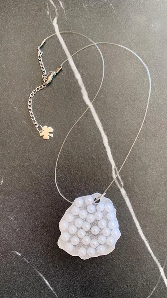 Şeffaf Renkli Beyaz İnci Süslemeli Karışık Şekilli Gümüş Yonca Aksesuarlı Misinalı Epoksi Kolye - 3