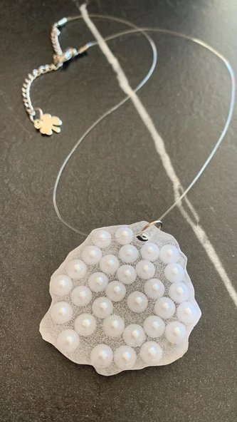 Şeffaf Renkli Beyaz İnci Süslemeli Karışık Şekilli Gümüş Yonca Aksesuarlı Misinalı Epoksi Kolye - 4