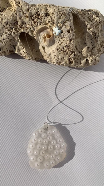 Şeffaf Renkli Beyaz İnci Süslemeli Karışık Şekilli Gümüş Yonca Aksesuarlı Misinalı Epoksi Kolye