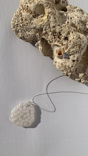 Şeffaf Renkli Beyaz İnci Süslemeli Karışık Şekilli Gümüş Yonca Aksesuarlı Misinalı Epoksi Kolye - 2