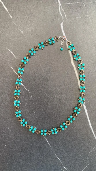 Yeşil Renkli Kristal Boncuk Ve Platin Renkli Kum Boncuklu Gümüş Aksesuarlı Boncuk Kolye