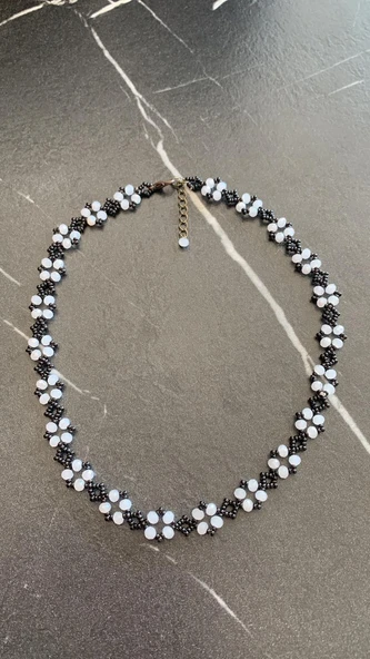 Beyaz Renkli Kristal Boncuk Ve Siyah Renkli Kum Boncuklu Antik Sarı Aksesuarlı Boncuk Kolye - 4