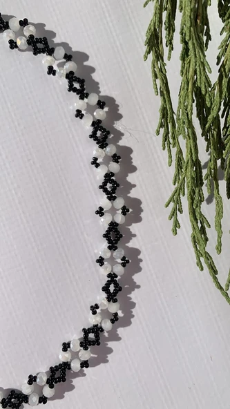 Beyaz Renkli Kristal Boncuk Ve Siyah Renkli Kum Boncuklu Antik Sarı Aksesuarlı Boncuk Kolye - 2