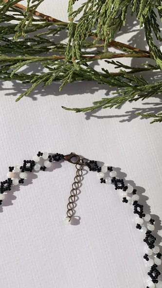 Beyaz Renkli Kristal Boncuk Ve Siyah Renkli Kum Boncuklu Antik Sarı Aksesuarlı Boncuk Kolye - 3