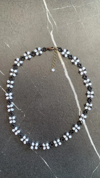 Beyaz Renkli Kristal Boncuk Ve Siyah Renkli Kum Boncuklu Antik Sarı Aksesuarlı Boncuk Kolye - 8