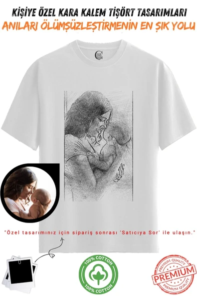 Kişiye Özel Karakalem Tişört - Fotoğraftan Baskılı Aile Portresi | %100 Pamuk Unisex Beyaz Tişört | Kadın Erkek Evcil Hayvan Tasarımlı Anlamlı Hediye v2