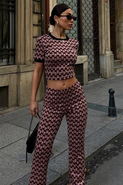 Dar Kalıplı Brenda Desenli Bisiklet Yakalı Kadın Crop ve Pantolon Takımı Çok Renkli ürün görseli