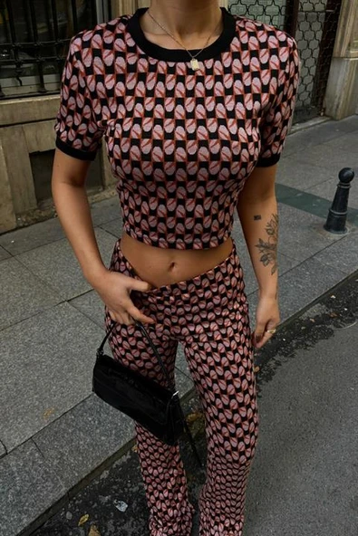 Dar Kalıplı Brenda Desenli Bisiklet Yakalı Kadın Crop ve Pantolon Takımı Çok Renkli - Resim 2