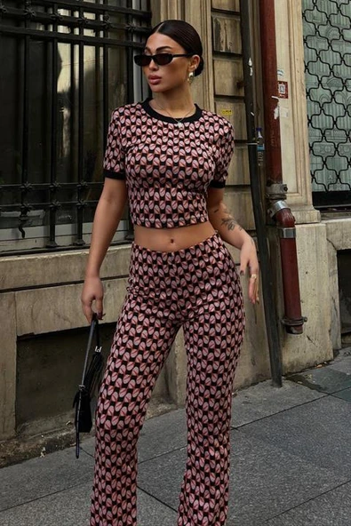 Dar Kalıplı Brenda Desenli Bisiklet Yakalı Kadın Crop ve Pantolon Takımı Çok Renkli - Resim 4