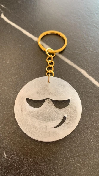 Umursamaz Yüzlü Emoji Şekilli Sedefli Beyaz Renkli Gold Aksesuarlı Epoksi Anahtarlık El Yapımı - 6