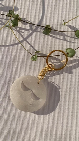 Umursamaz Yüzlü Emoji Şekilli Sedefli Beyaz Renkli Gold Aksesuarlı Epoksi Anahtarlık El Yapımı - 7