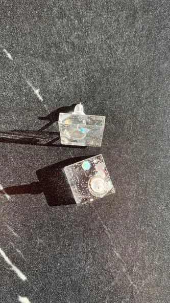 Şeffaf Renk ile Gümüş Glitter Orta Boy Kare Şekil Gümüş Aksesuarlı Epoksi Küpe El Yapımı Hediyelik - 2