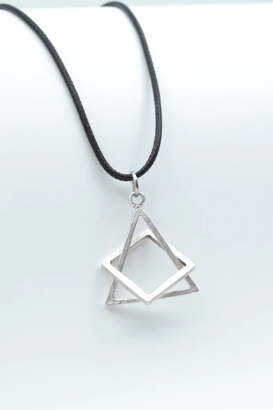 Üçgen Kare Geometrik Gümüş Kaplama Deri İp Kolye ürün görseli 1