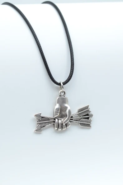 Ok Tutan El Gümüş Kaplama Deri İp Kolye ürün görseli 1