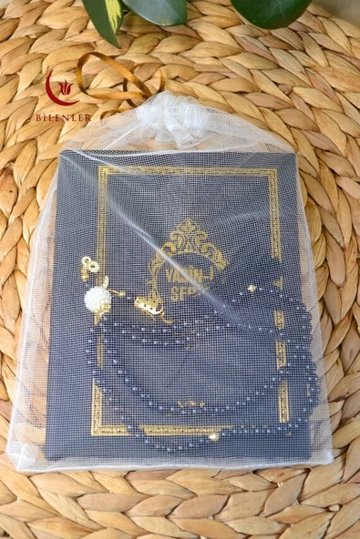 Tül Keseli İnci Tesbihli Yasin Kitabı Çanta Boy Termo Deri Kaplı Siyah – Arapça, Türkçe Okunuşlu ve Mealli – 128 Sayfa  Hac Umre ve Mevlit Hediyeliği ürün görseli