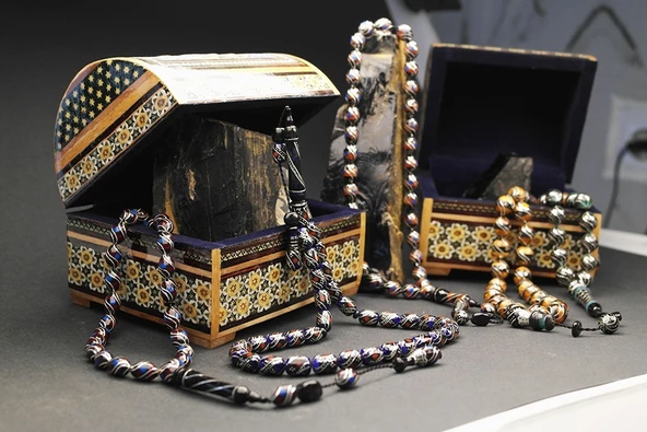 Oltu Taşı ve Galalith Kapsül Kesim Çift Çeşmi İşlemeli Tespih - Resim 2