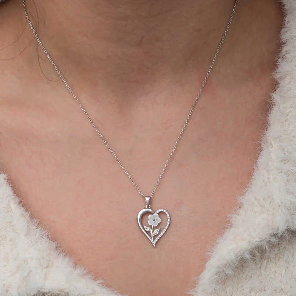 Gümüş Kalpli Beyaz Gül Kadın Kolye - Resim 4
