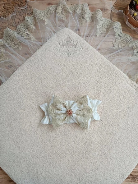 Yenidoğan Kuzulu Taç Nakış Güpürlü Fiyonklu Duvaklı Prizma Taş Unisex Kundak Bebek Battaniyesi Ekru - 4