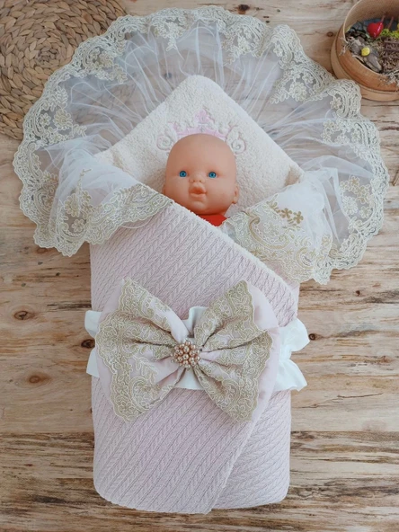 Yenidoğan Kuzulu Taç Nakış Güpürlü Fiyonklu Duvaklı Prizma Taş Unisex Kundak Bebek Battaniyesi Pembe - 2