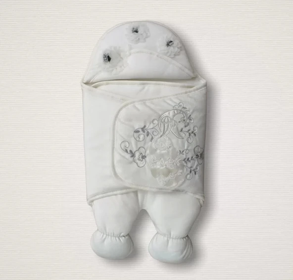 Yenidoğan Üç Çiçek Tavuskuşu Nakışlı Lüks Ayaklı Erkek Bebek Kundak Ekru