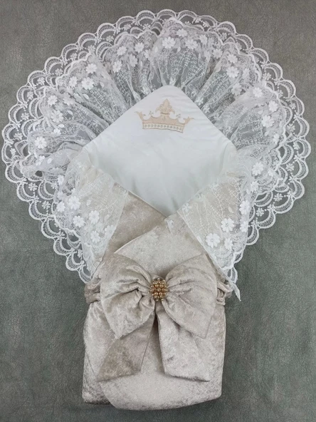 Yenidoğan Saray Kadife Taç Nakışlı İnci Fiyonklu Çift Dantel Duvak Trilüks Kundak Bebek Battaniyesi Vizon-ekru ürün görseli