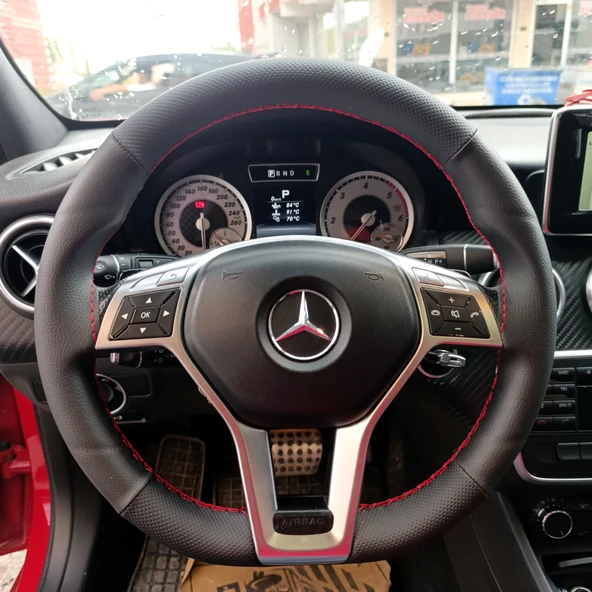 DİKİŞLİ DİREKSİYON KILIFI SİYAH DERİ NOKTALI DERİ KIRMIZI DİKİŞLİ MERCEDES A180 (FOTODAKİ) İÇİN ürün görseli