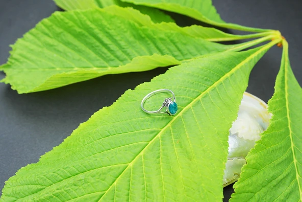 Fasetli Zümrüt Taşlı Zarif Yüzük