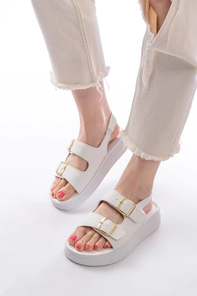 24413-572 Beyaz Günlük Dolgu Topuk Toka Aksesuarlı Kadın Sandalet ürün görseli 1