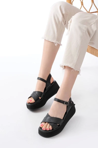 1024 Siyah Dolgu Topuk Çapraz Tokalı Ortopedik Taban Kadın Sandalet - Resim 2