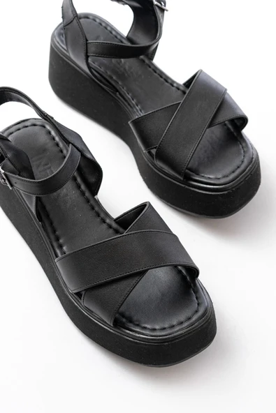 1024 Siyah Dolgu Topuk Çapraz Tokalı Ortopedik Taban Kadın Sandalet - Resim 5