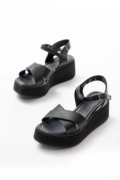 1024 Siyah Dolgu Topuk Çapraz Tokalı Ortopedik Taban Kadın Sandalet - Resim 4