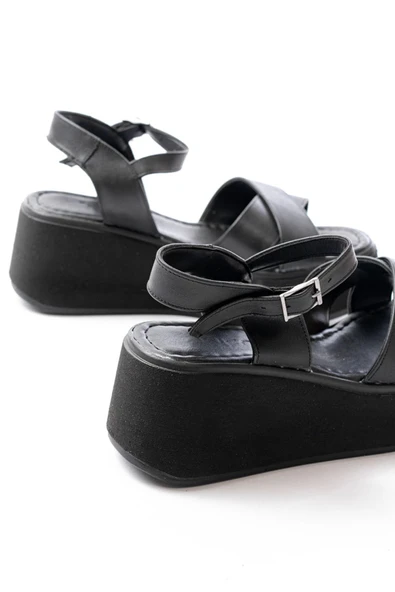 1024 Siyah Dolgu Topuk Çapraz Tokalı Ortopedik Taban Kadın Sandalet - Resim 3