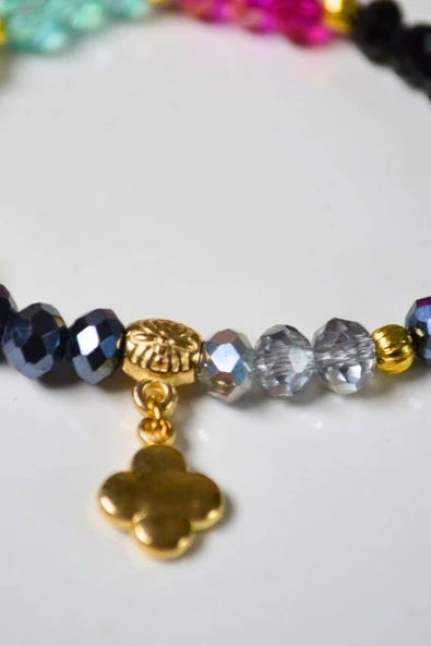 Işıltılı Boncuklu ve Charm Detaylı Bileklik Çok Renkli – Zarif, Şık ve Farklı Desenlerle Tasarlanmış Özel Aksesuar - Resim 2